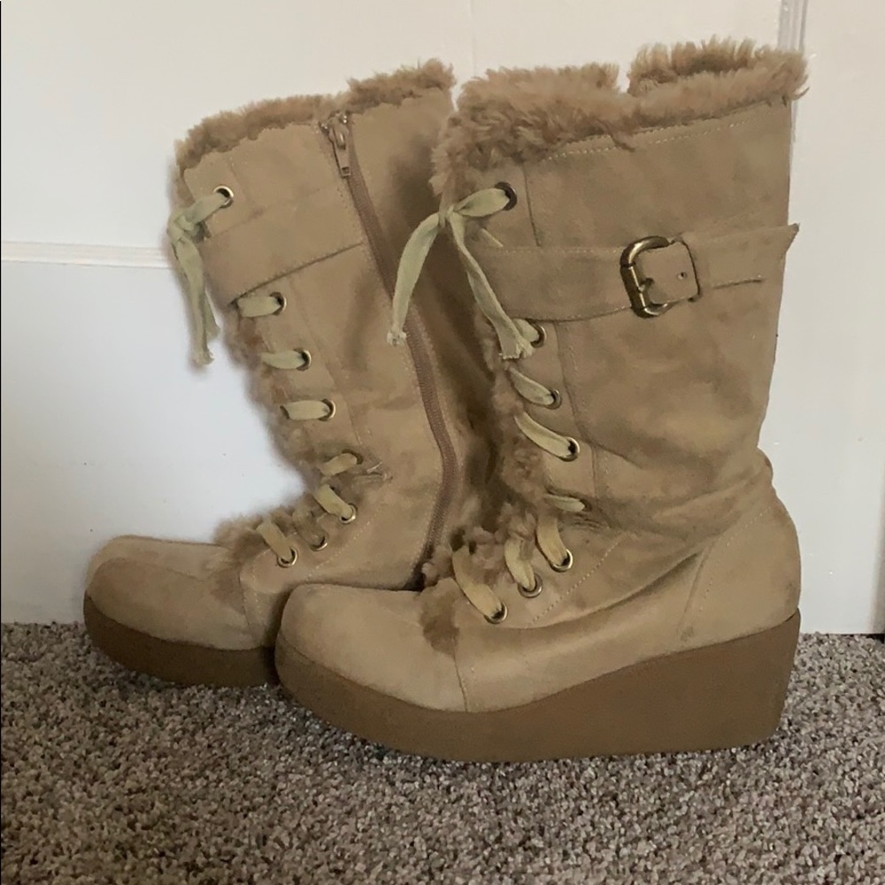 Winter boots with fur trim